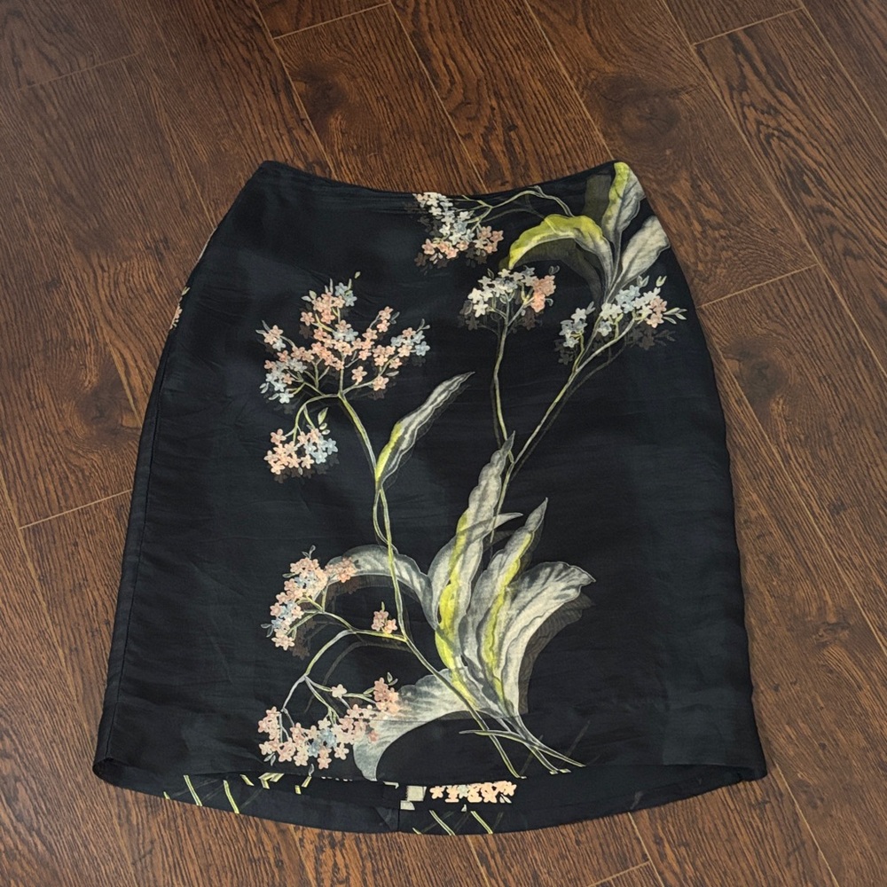 BCBG Black Floral Pencil Skirt Size 8 100% Silk